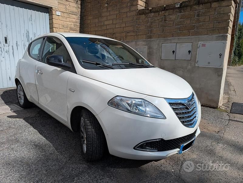 Usata Lancia Ypsilon Gold 69 CV (50 kW) 2015 Bianco Utilitaria