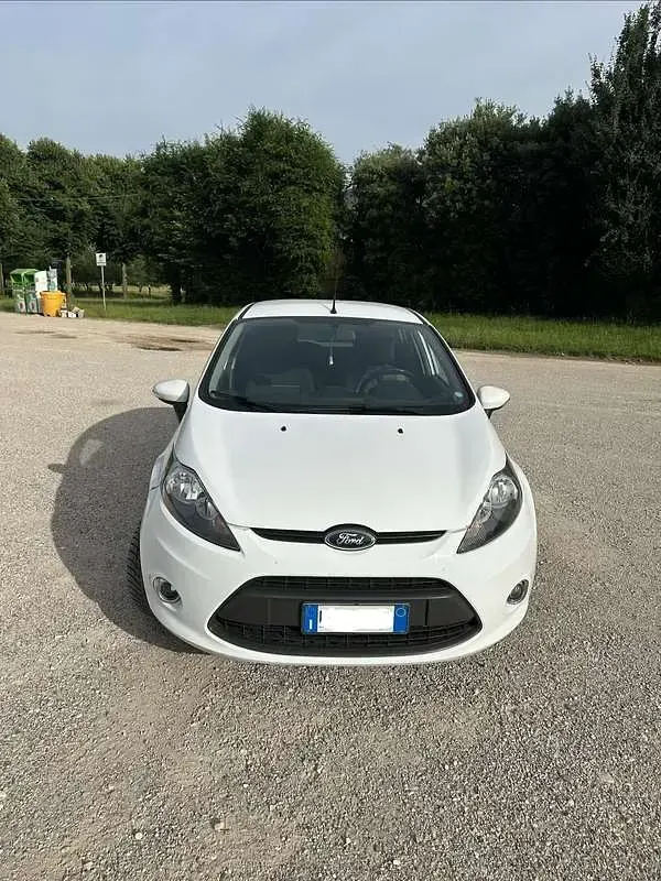 Usata Ford Fiesta Titanium 68 CV (50 kW) 2011 Bianco Berlina
