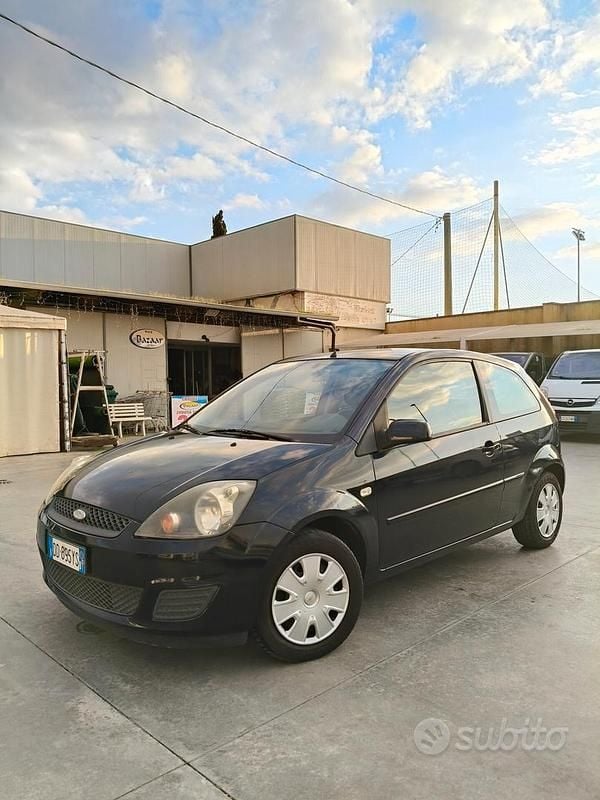 Usata Ford Fiesta Ghia 68 CV (50 kW) 2007 Blu Berlina