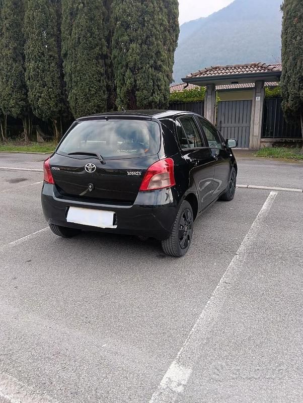 Usata Toyota Yaris Sol 69 CV (50 kW) 2007 Nero Utilitaria