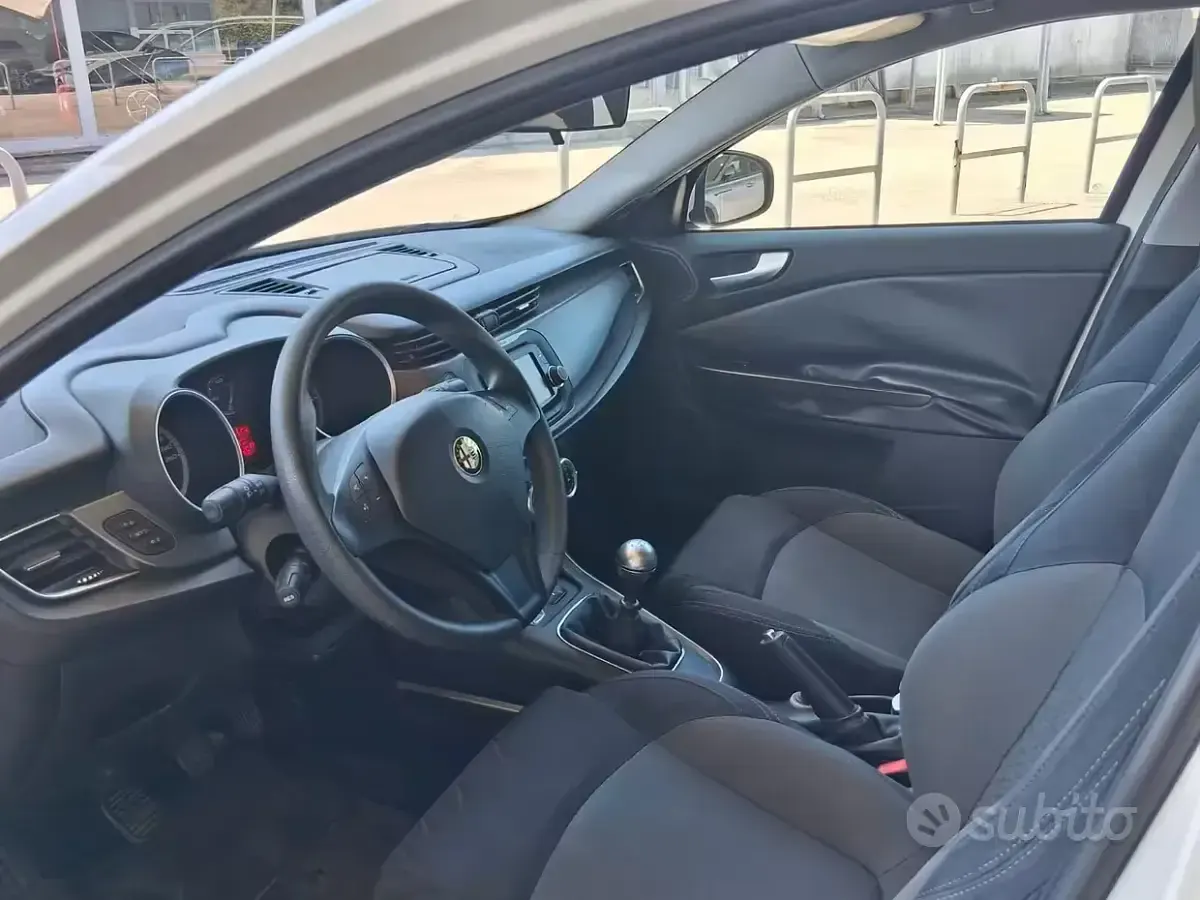Usata Alfa Romeo Giulietta Distinctive 105 CV (77 kW) 2014 Bianco Utilitaria