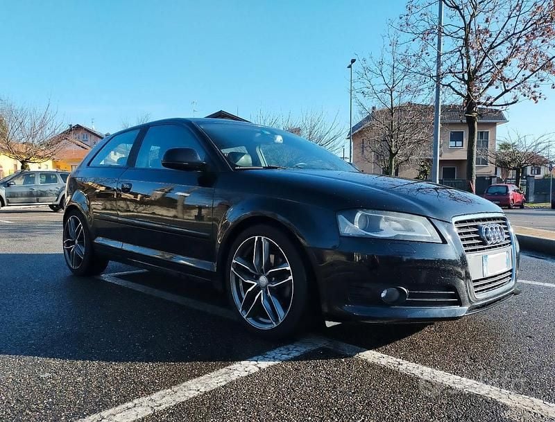 Nero Usata 2009 Audi A3 Ambition Tre volumi | 5000 € (Buon prezzo) - Immagine 1/4