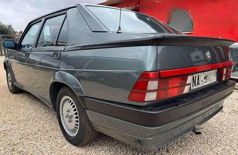 Usata Alfa Romeo 75 110 CV (80 kW) 1989 Grigio Berlina