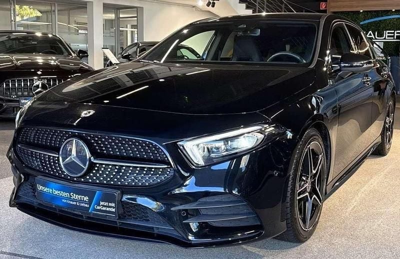 Nero Usata 2022 Mercedes A180 AMG Tre volumi | 28.760 € (Buon prezzo) - Immagine 1/4
