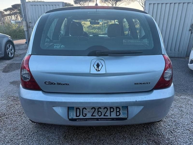 Begagnad Renault Clio II Dynamique 75 HK (55 kW) 2007 Silver Sedan