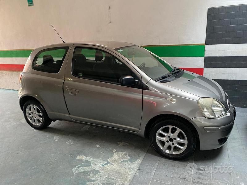 Usata Toyota Yaris 65 CV (47 kW) 2004 Grigio Utilitaria