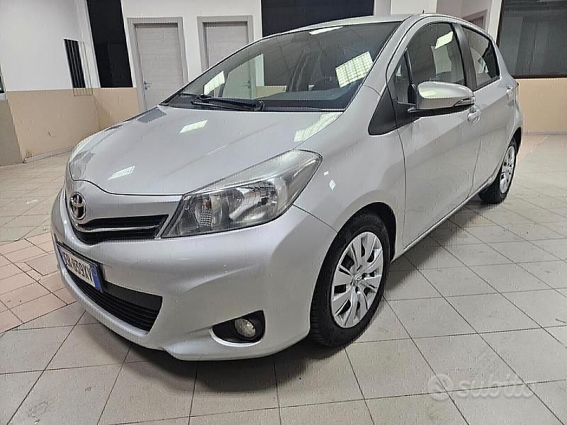 Usata Toyota Yaris Lounge 90 CV (66 kW) 2013 Grigio Utilitaria