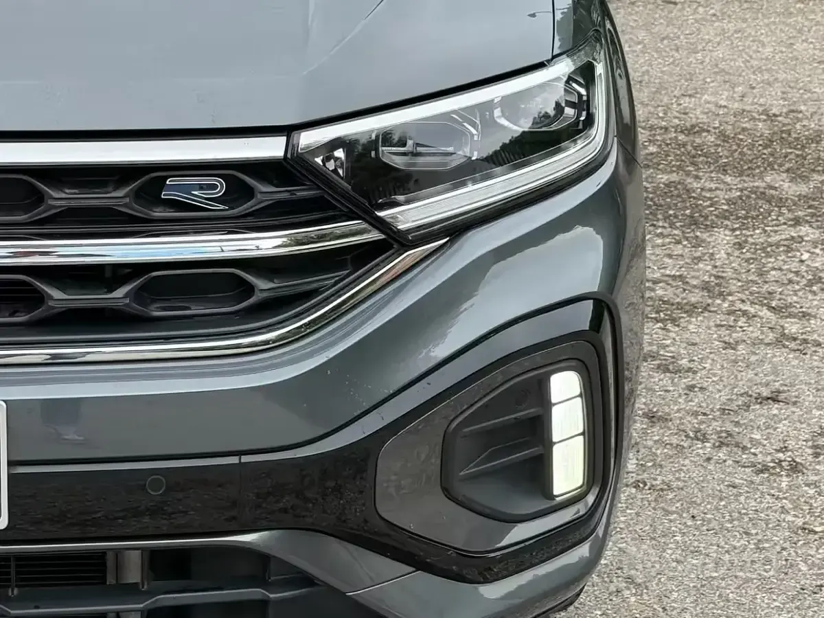 Begagnad VW T-Roc R-line 150 HK (110 kW) 2022 Grå SUV
