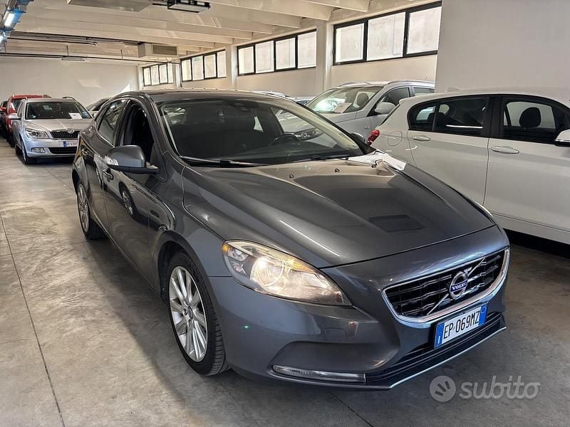 Usata Volvo V40 Summum 115 CV (84 kW) 2012 Nero Utilitaria