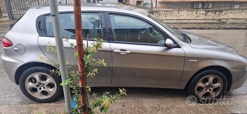 Usata Alfa Romeo 147 150 CV (110 kW) 2006 Grigio Utilitaria