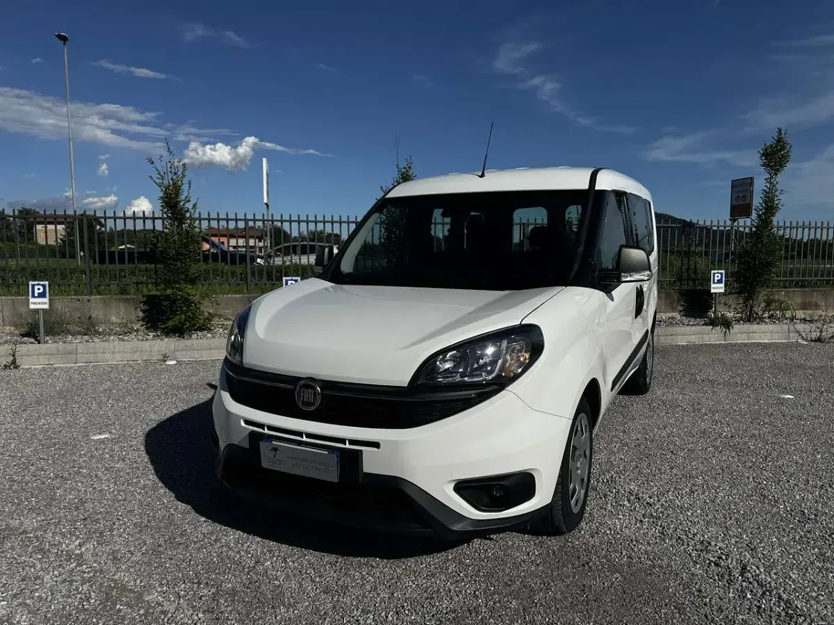 Usata Fiat Doblò Lounge 120 CV (88 kW) 2022 Bianco Monovolume