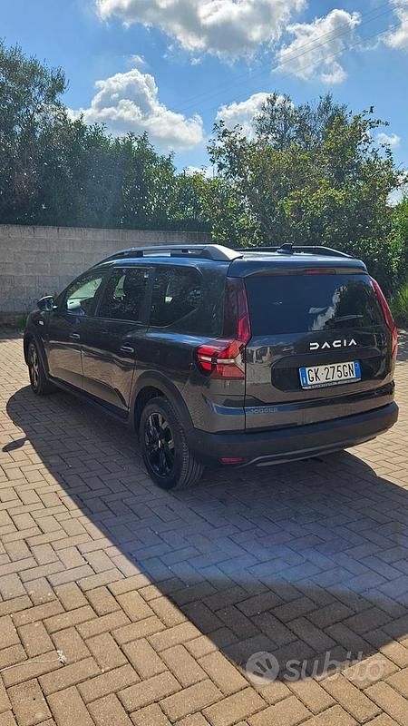 Begagnad Dacia Jogger 101 HK (74 kW) 2022 Grå Minibuss