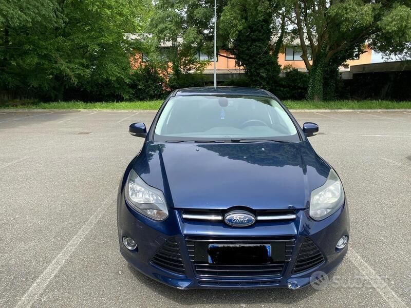 Blu/azzurro Usata 2012 Ford Focus Tre volumi | 4000 € (Buon prezzo) - Immagine 1/4