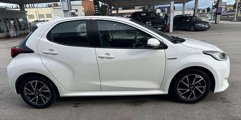 Gebraucht Toyota Yaris Hybrid Trend 92 PS (67 kW) 2021 Weiß Limousine
