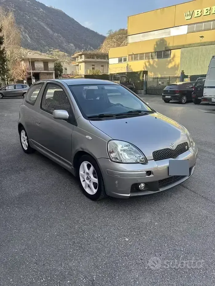 Usata Toyota Yaris 105 CV (77 kW) 2004 Grigio Berlina
