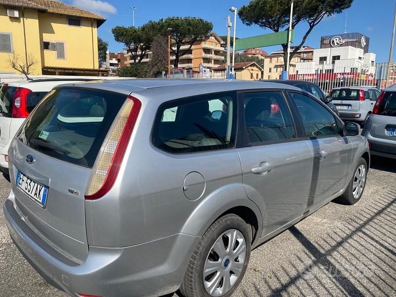 Usata Ford Focus 109 CV (80 kW) 2010 Grigio Station wagon