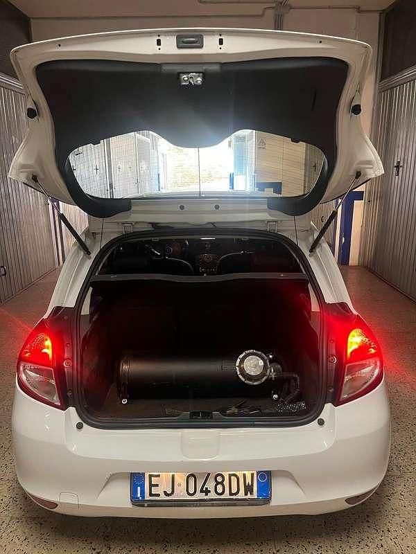 Usata Renault Clio III 75 CV (55 kW) 2011 Bianco Berlina
