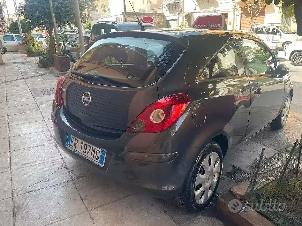 Usata Opel Corsa Edition 65 CV (47 kW) 2013 Grigio Utilitaria