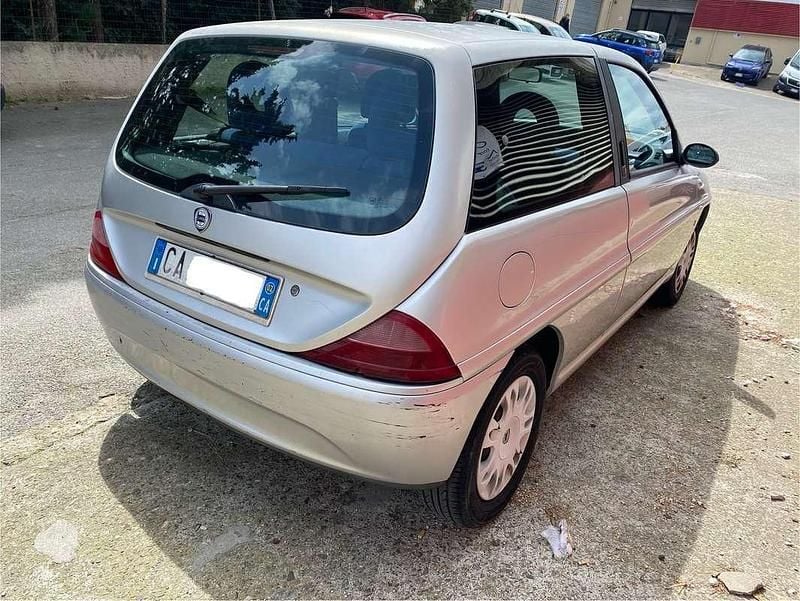 Usata Lancia Ypsilon 60 CV (44 kW) 2002 Argento Utilitaria