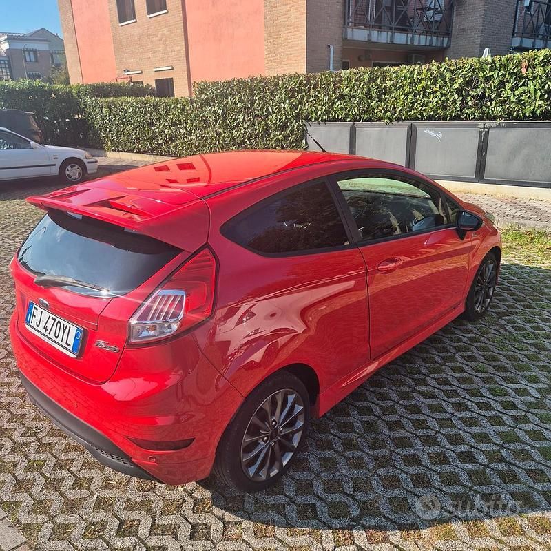 Usata Ford Fiesta ST-Line 75 CV (55 kW) 2017 Rosso Utilitaria
