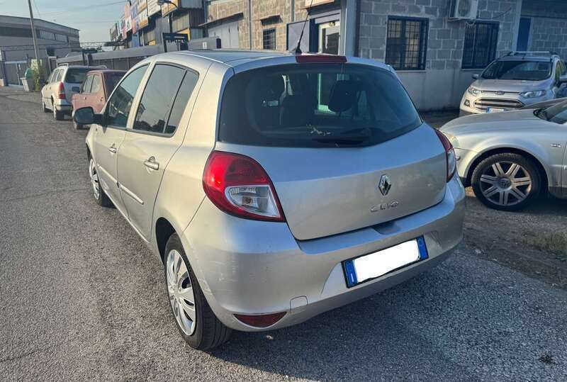 Usata Renault Clio II 75 CV (55 kW) 2011 Argento Berlina