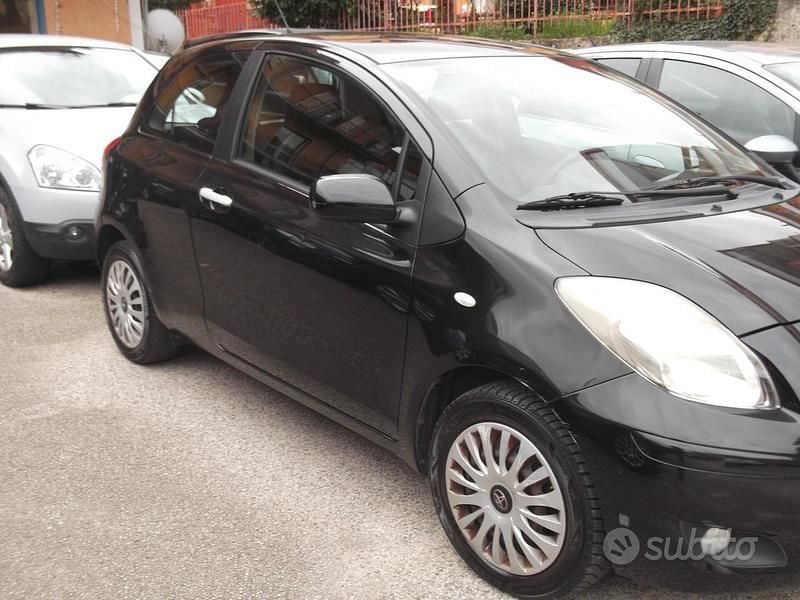 Usata Toyota Yaris Sol 99 CV (72 kW) 2011 Nero Utilitaria