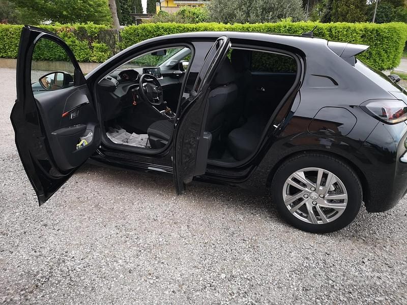 Usata Peugeot 208 102 CV (75 kW) 2020 Nero Utilitaria
