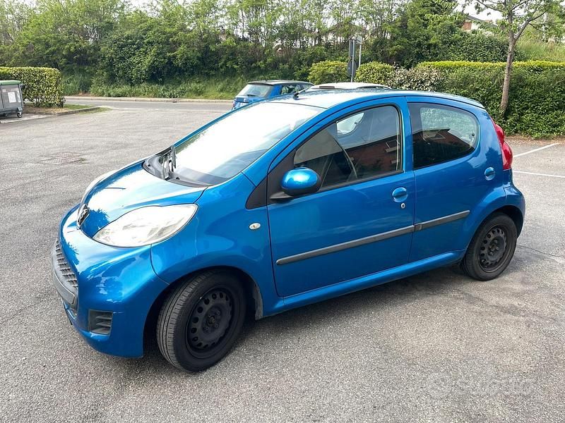 Usata Peugeot 107 68 CV (50 kW) 2010 Blu Utilitaria