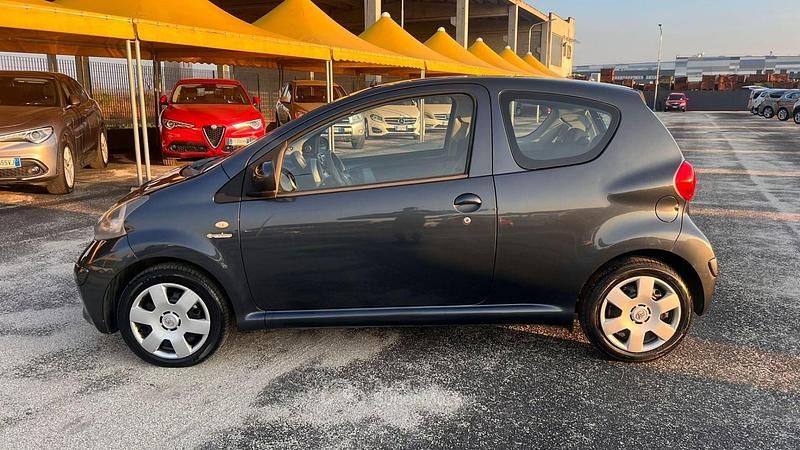 Usata Toyota Aygo 68 CV (50 kW) 2006 Grigio Utilitaria