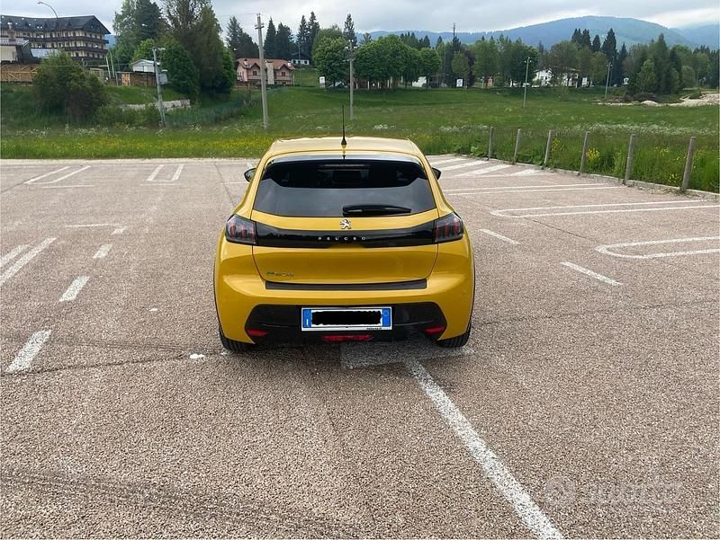 Usata Peugeot e-208 56 kW (77 CV) 2021 Giallo Utilitaria