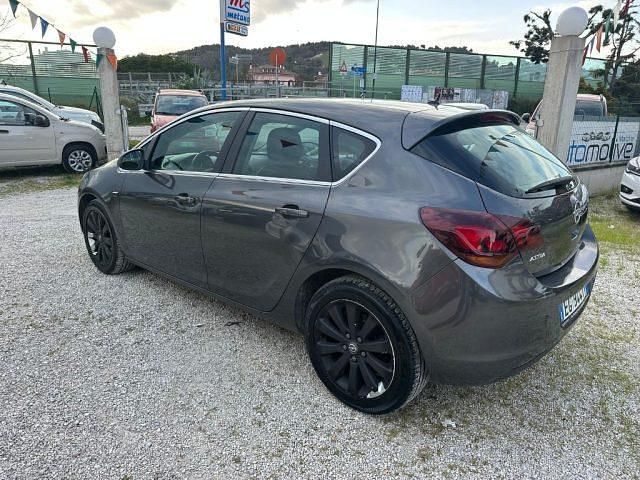 Usata Opel Astra Cosmo 125 CV (91 kW) 2011 Grigio Berlina