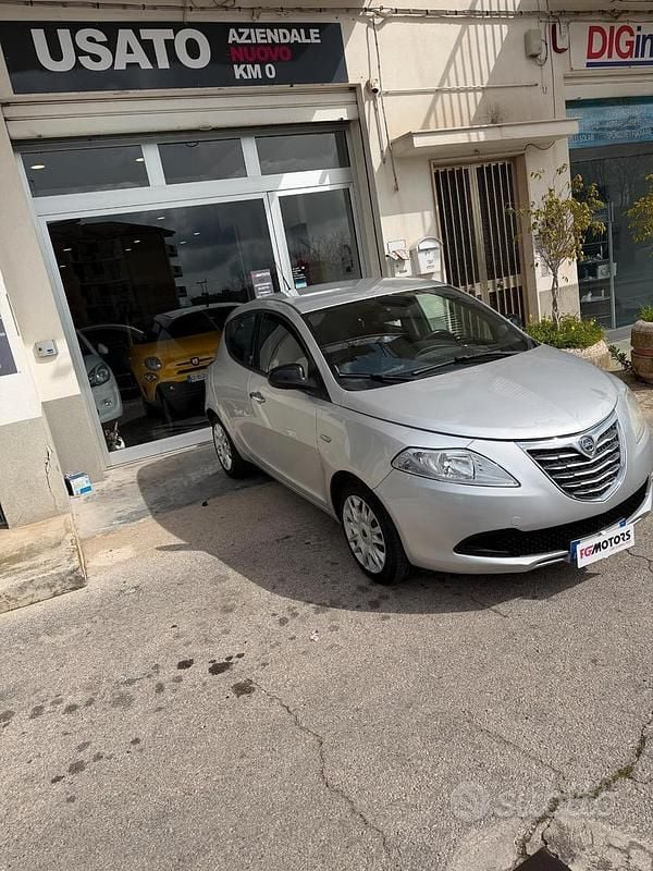 Usata Lancia Ypsilon 74 CV (54 kW) 2012 Bianco Utilitaria