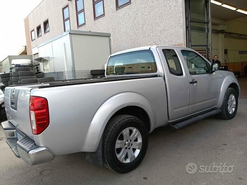 Usata Nissan Navara 190 CV (139 kW) 2005 Grigio Pick-up