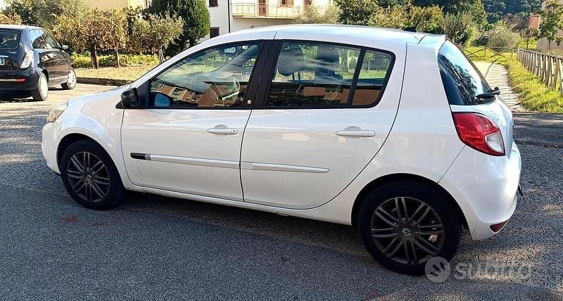 Usata Renault Clio III 70 CV (51 kW) 2011 Berlina