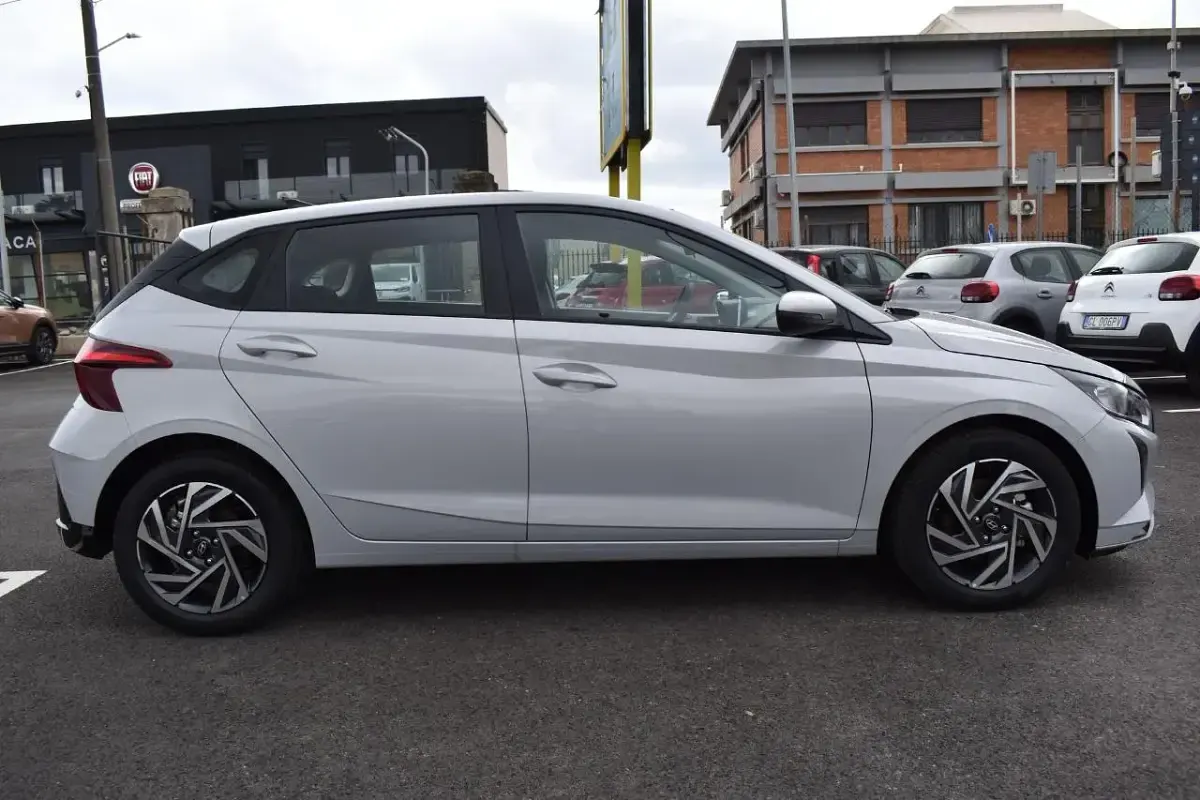 Nuova Hyundai i20 100 CV (73 kW) 2026 Argento Utilitaria