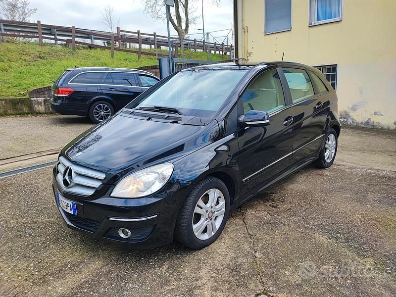 Usata Mercedes B180 109 CV (80 kW) 2011 Nero Monovolume