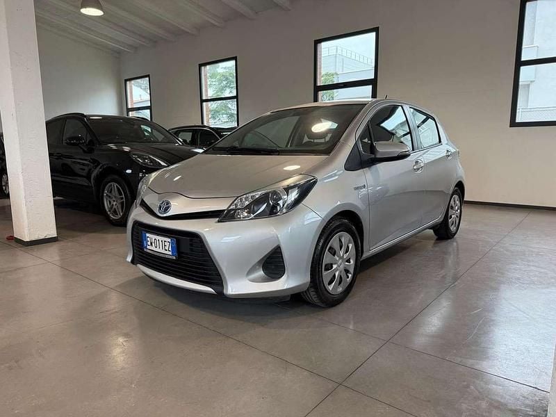 Grigio Usata 2014 Toyota Yaris Hybrid Lounge Berlina | 8500 € (Buon prezzo) - Immagine 1/4