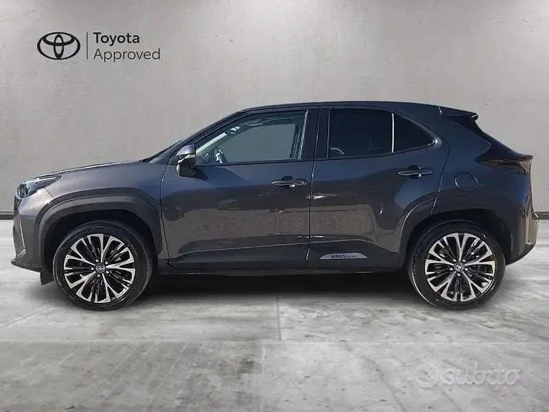 Usata Toyota Yaris Cross Lounge 116 CV (85 kW) 2022 Grigio SUV