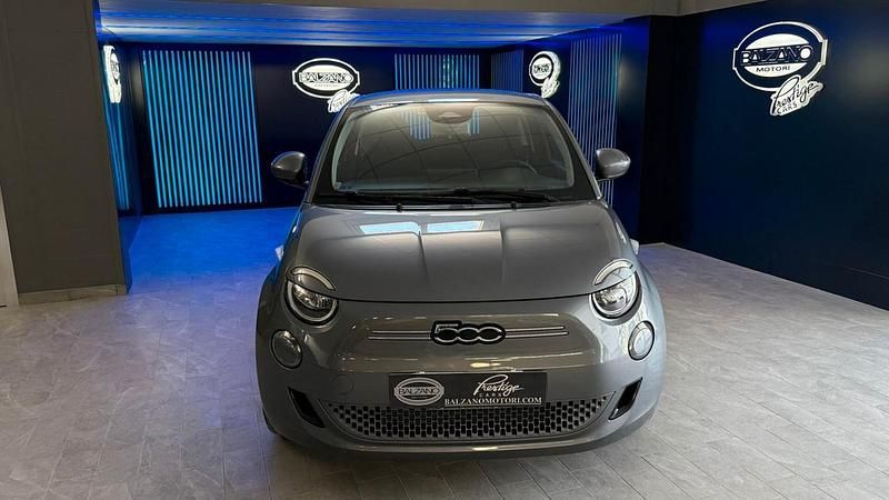 Usata Fiat 500e Icon 86 kW (118 CV) 2024 Grigio Berlina