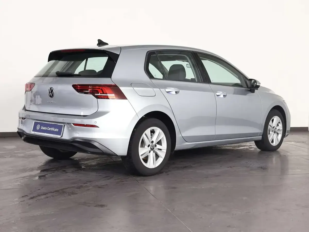 Usata VW Golf VIII Life 116 CV (85 kW) 2025 Dolomite silver Berlina