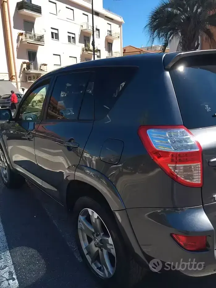 Usado Toyota RAV4 150 CV (110 kW) 2011 Gris SUV