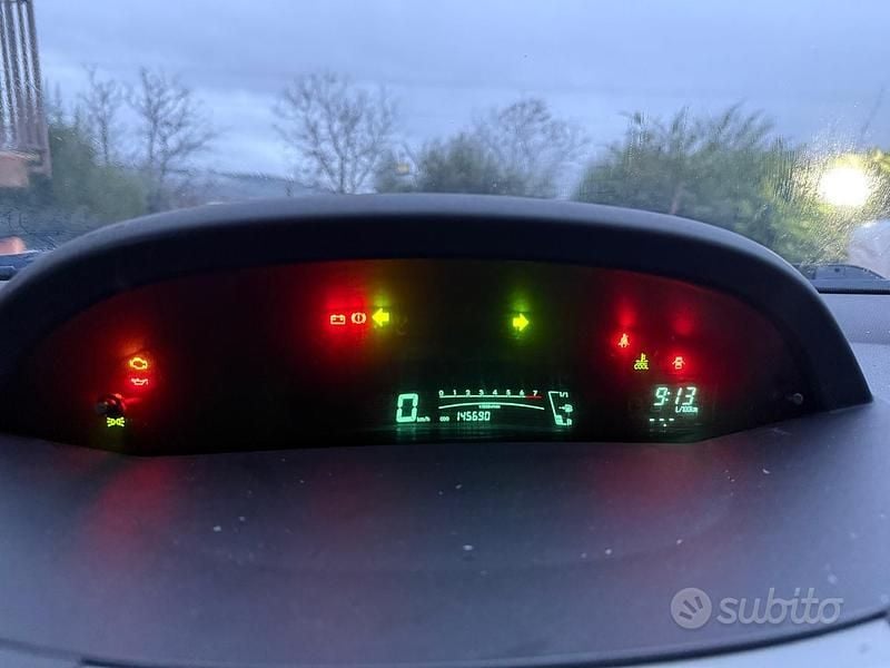 Usata Toyota Yaris 87 CV (63 kW) 2006 Grigio Utilitaria