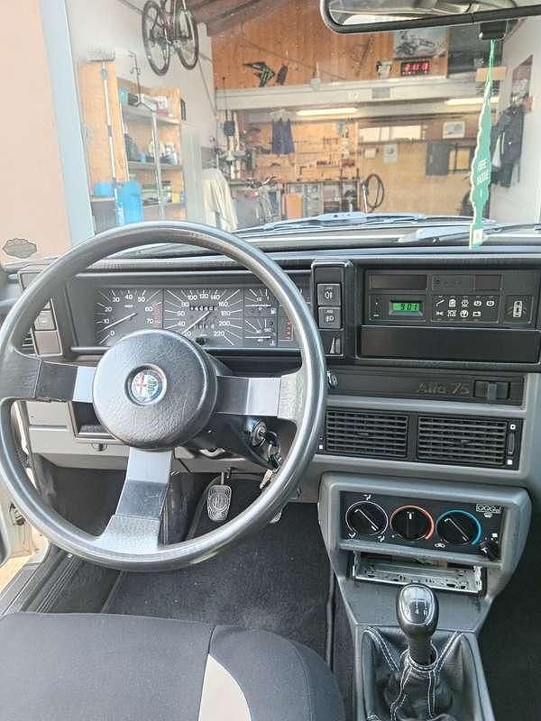 Usata Alfa Romeo 75 128 CV (94 kW) 1986 Bianco Berlina