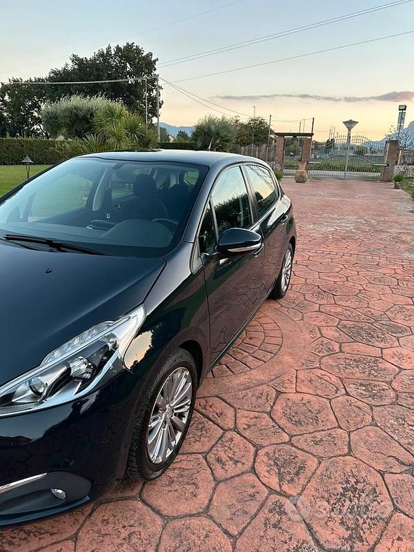 Usata Peugeot 208 Allure 82 CV (60 kW) 2018 Blu Utilitaria