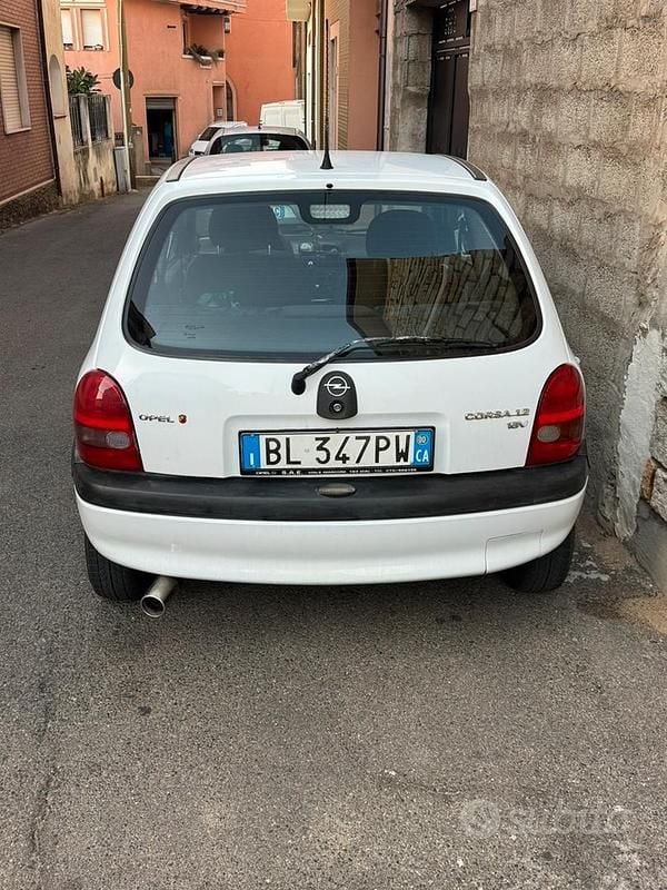 Usata Opel Corsa Edition 45 CV (33 kW) 2000 Bianco Utilitaria