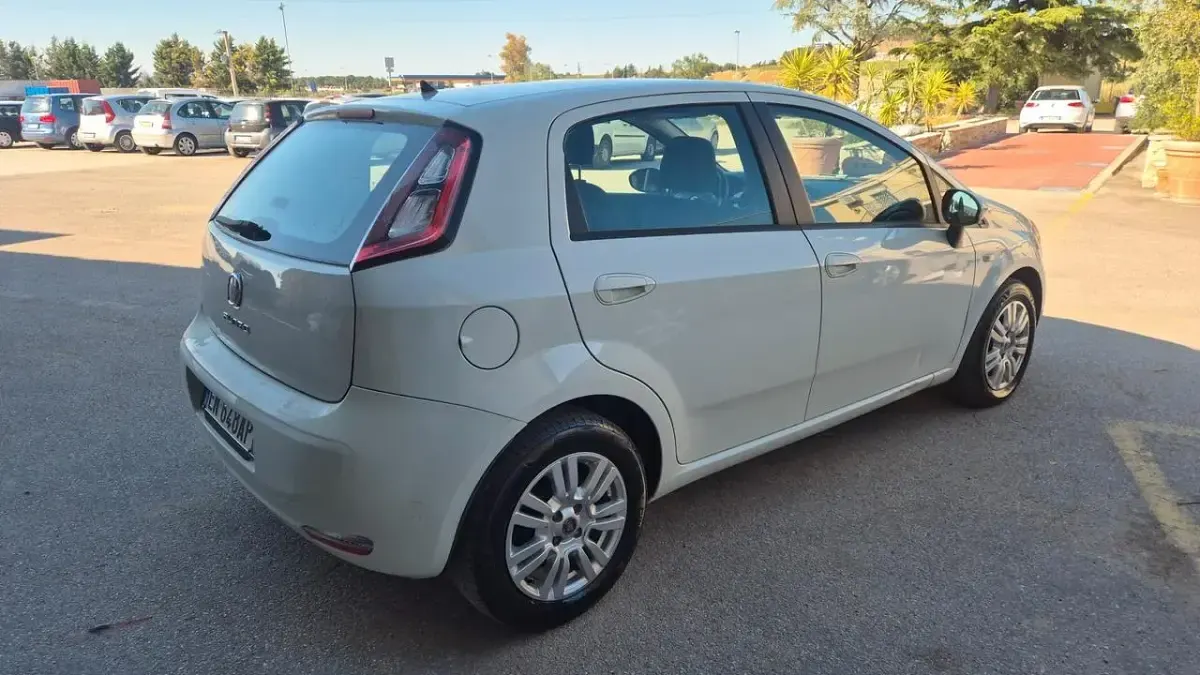 Usata Fiat Punto Lounge 95 CV (69 kW) 2012 Bianco Utilitaria