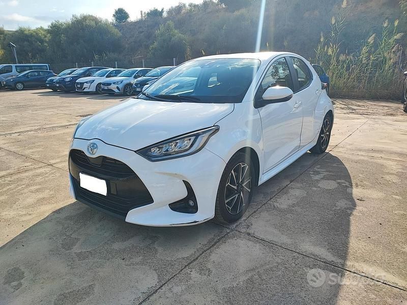 Bianco Usata 2023 Toyota Yaris Trend Tre volumi | 15.400 € (Buon prezzo) - Immagine 1/4