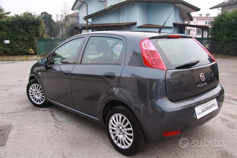 Usata Fiat Punto Lounge 95 CV (69 kW) 2017 Grigio Utilitaria