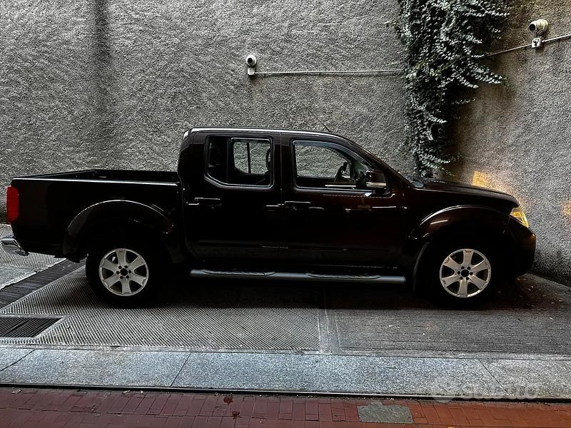 Usata Nissan Navara XE 190 CV (139 kW) 2011 Marrone Pick-up