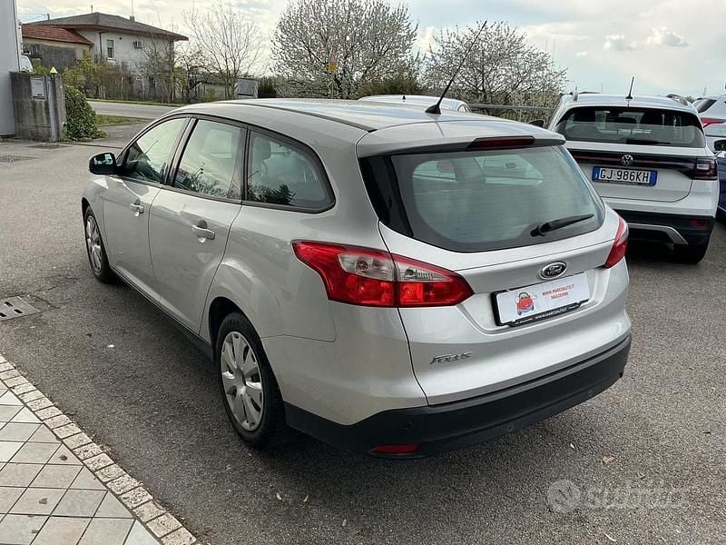 Usata Ford Focus 115 CV (84 kW) 2014 Grigio Station wagon